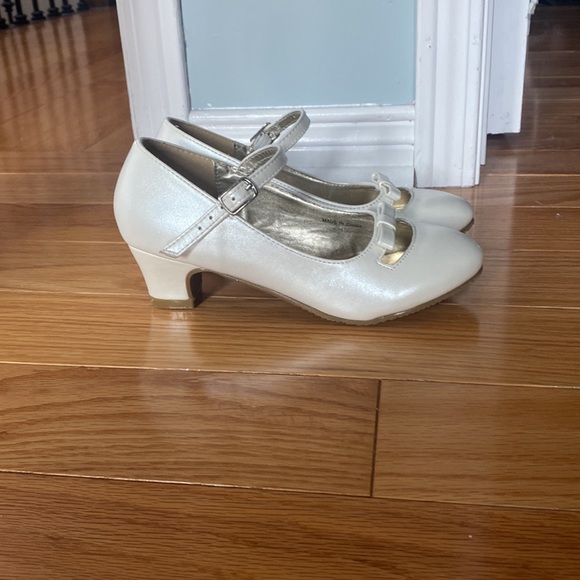 Girls size 1 dress shoes - Picture 2 of 3